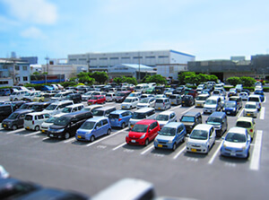 広大な駐車場に多くの車が停車中